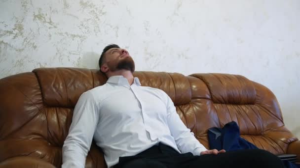 Hombre Cansado Descansando Después Largo Viaje Hombre Guapo Con Camisa — Vídeo de stock