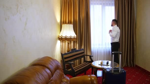 Joven Hombre Negocios Una Habitación Hotel Hombre Con Ropa Elegante — Vídeo de stock