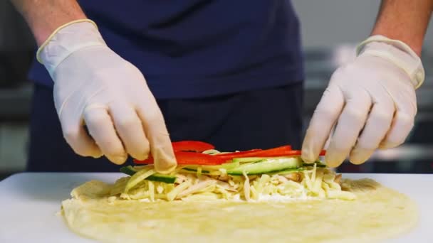Vaření Jídla Fast Food Restauraci Profesionální Kuchař Bílých Rukavicích Dává — Stock video