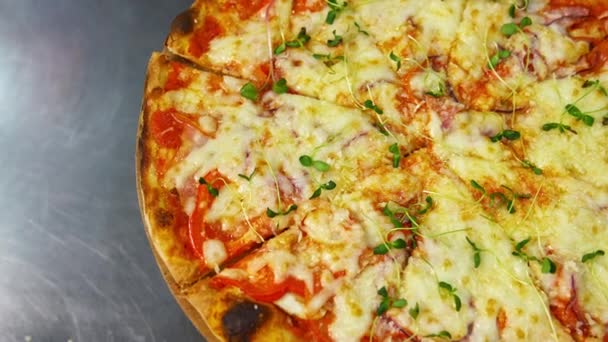 Délicieuse Pizza Pizza Prête Avec Fromage Fondu Tournant Sur Une — Video
