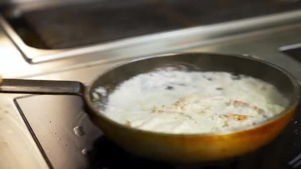 Cocinar Deliciosa Comida Salsa Blanca Chef Está Cocinando Plato Sabroso — Vídeo de stock
