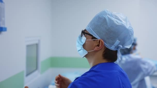 オペレーティングルームの医療スタッフ 手術前に患者のX線を検査する医療服の専門外科医 医療コンセプト — ストック動画