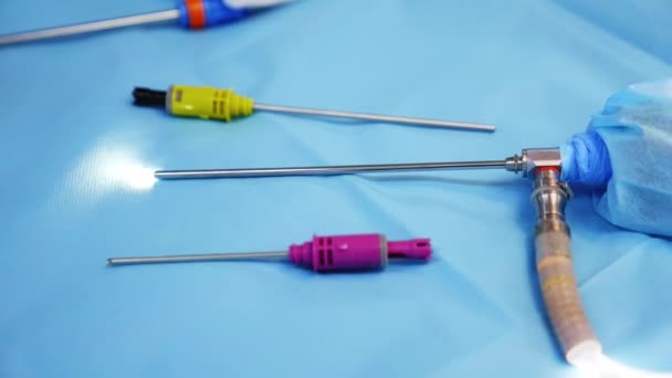 Instrumentos Cirúrgicos Diferentes Desinfetar Ferramentas Metálicas Para Cirurgia Mesa Estéril — Vídeo de Stock