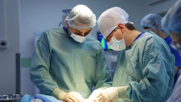 의료용 마스크와 유니폼을 외과의사와 간호사 수술실에서 수술을 수행하는 간호사는 장비를 — 비디오