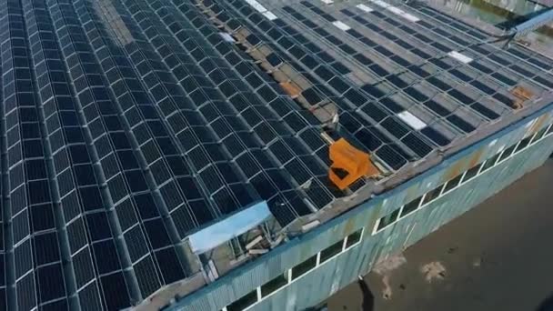 現代のソーラーユニットは建物の屋根の上にあります 建物の屋根に置かれた代替発電所 生態学的にクリーンなエネルギー 持続可能なエネルギーシステムの構想 — ストック動画