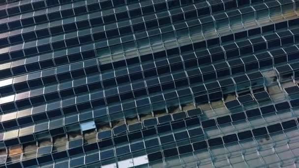 屋顶上的光伏面板 未建成的太阳能农场在一座房子的顶部 可再生能源 建造一个现代化的太阳能农场 空中景观 — 图库视频影像