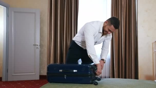 Boldog Üzletember Hagyja Hotelszobát Fehér Inges Nadrágos Fiatalember Becsukja Csomagját — Stock videók