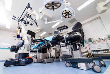 Steril hastane koğuşunda modern tıbbi cihazlar. Modern teknolojileri çalıştırmak.