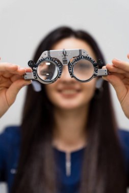 Oftalmolog kliniği inceliyor. Göz düzeltici gözlük..