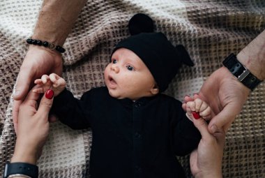 Yeni doğmuş küçük bir bebek yatakta yatıyor. Genç ebeveynlik çocukluğu.