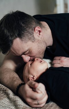 Yeni doğmuş bebeğe ebeveynlik yapmayı seviyorum. Güzel bebek aile portresi..