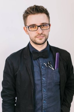 Eksantrik Vizyoner, Gözlüklü ve Papyonlu Zarif Centilmen Yaratıcılığını Serbest Bırakıyor