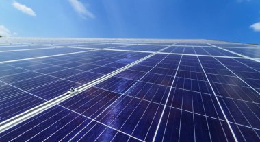 Büyüleyici bir manzara, devasa bir güneş paneli masmavi gökyüzünün parlaklığında yıkanır, daha parlak ve daha temiz bir yarın için umut getirir..