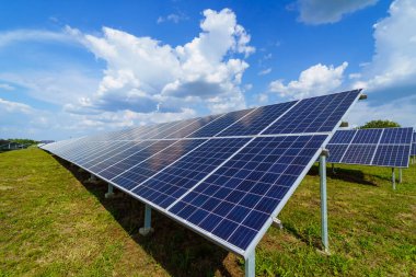 Güneş panelleri gibi yenilenebilir enerjinin pitoresk bir senfonisi. Uyumlu bir şekilde canlı ve gelişen bir çayırı süslüyor..