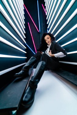 Huzurlu bir anda, bir kadın yerde oturur, bacak bacak üstüne atar, içindeki huzuru kucaklar..