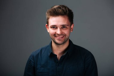 Sakallı bir adamın manyetik ve büyüleyici bir portresi. Kameraya gülümserken mutluluk ve cazibe yayıyor. Seyirciyi büyülüyor..