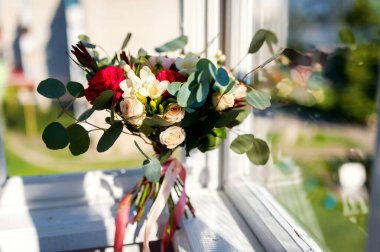Çiçeklerin büyüleyici bir diziliminde çekilen renklerin kaleydoskobu, güneşli bir pencere pervazını süslüyor..