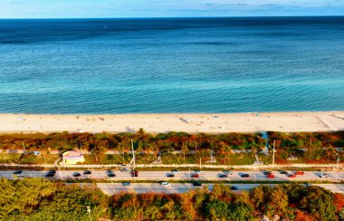 Miami Sahili ve Okyanusu 'nun havadan görünüşü. Miami Plajı 'nın geniş bir manzarası ve ötesine uzanan engin okyanus, yukarıdan çekildi..