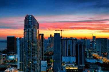 Miami City 'nin yukarıdan Sunset' teki hava görüntüsü. Miami şehir manzaralı büyüleyici bir gün batımı manzarası, bir binanın tepesinden çekildi..