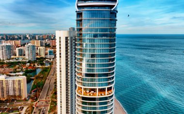 Miami, ABD 'de okyanusun yanındaki yüksek binanın havadan görüntüsü. Bu görüntü, Miami, ABD 'deki okyanus kıyısındaki yüksek bir binanın havadan görünüşünü gösteriyor..