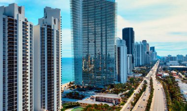 Miami, ABD, High Rise City Binaları 'nın hava görüntüsü. Miami, ABD 'nin yüksek binalarını gösteren büyüleyici hava manzarası..