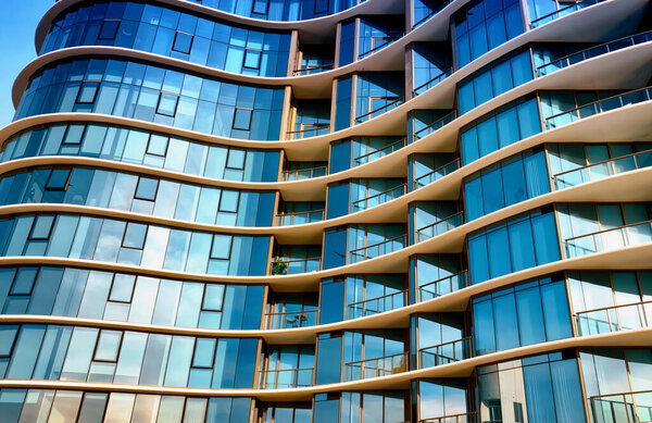 Вид с воздуха на высотное здание Miamis с балконами и окнами