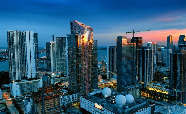 Miami 'nin Gece Havadan Görünümü, Parlak Işıklar Canlı Şehir Manzarasını Aydınlatıyor