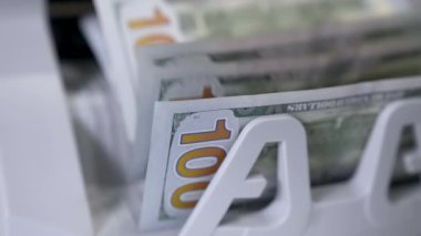 Kağıt para hesaplaması. Elektronik para sayma makinesi kağıt banknotları sayıyor. Tezgah makinesinde yüz banknotun ayrıntılı görünüm para birimi.
