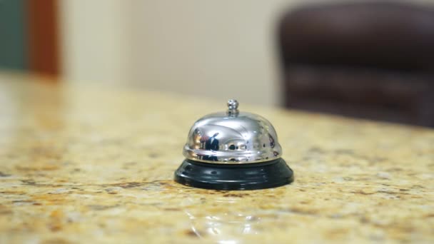 ホテルで金属ベルボタン テーブルの上の電子ベルに触れ ホテルで受付を呼び出す クローズアップ — ストック動画