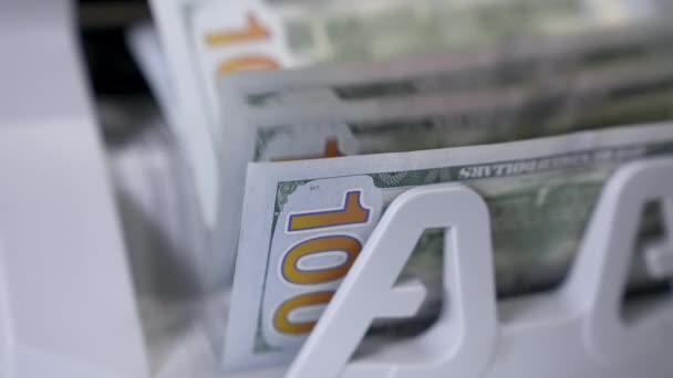 Výpočet Hotovostních Peněz Elektronický Automat Peníze Počítá Papírové Bankovky Podrobný — Stock video
