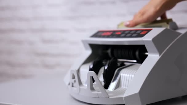 電子カウントマシン 100ドルの米国のお金の紙幣が付いているカウンター機械 キャッシュマネーをカウントするための銀行自動機器 — ストック動画