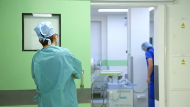 Doutor Corredor Hospital Homem Roupas Médicas Corredor Olhando Para Sala — Vídeo de Stock