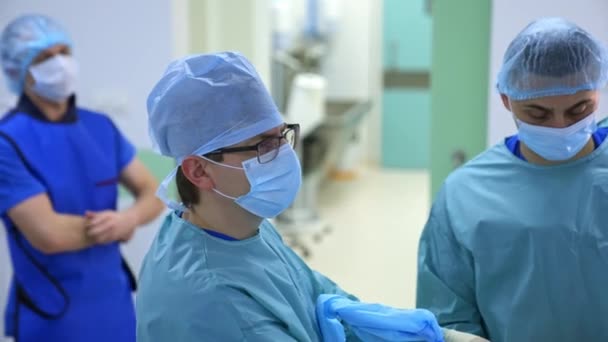 Lekarze Maskach Mundurach Widok Profilu Chirurga Podczas Operacji Sali Operacyjnej — Wideo stockowe