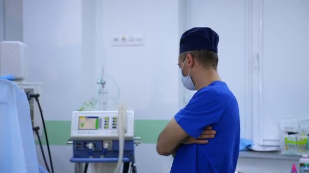 Doktor Tıbbi Ekipmanların Çalışmalarını Gözlemler Tıbbi Uzman Hastanedeki Tıbbi Aksesuarları — Stok video