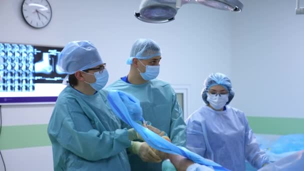 Praca Zespołowa Chirurgów Grupa Lekarzy Niebieskim Mundurze Maskach Wykonuje Zabieg — Wideo stockowe