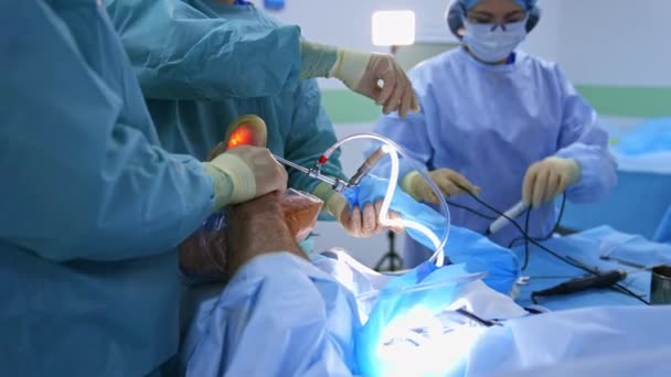 Χειρουργική Διαδικασία Γιατροί Κάνουν Εγχείρηση Στο Πόδι Του Ασθενούς Σύγχρονα — Αρχείο Βίντεο