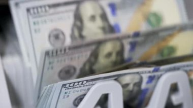 Kağıt para hesaplaması için para sayma ekipmanı. Banka finansal işlemleri için otomatik mekanizma. Sayma makinesinden bir tomar dolar alan bir kadın. Yakın plan..