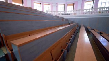Konferans salonunda sıra sıra uzun masalar. Modern eğitim merkezinde boş bir oditoryum. Büyük konforlu sınıfta öğrencileri olmayan ahşap masalar..