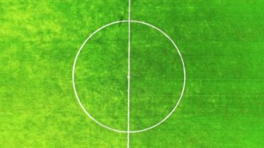 Stadyumdaki futbol sahasında. Futbol sahasının yeşil arka planı. Takım sporu için modern stadyum. Kamera yükseliyor. Üst görünüm.