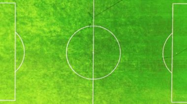 Boş futbol sahası. Yeni bir futbol stadyumunun yeşil sahası. Kamera yükseliyor. Futbol sahasının ortasından görüntüle.
