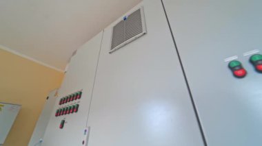 İçeride bir sürü düğmesi olan kontrol paneli. Endüstriyel bir tesiste kontrol düğmeleri olan sanayi paneli.