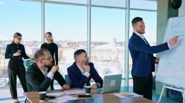Modern ofis merkezinde iş toplantısı. Bir grup başarılı girişimci şık kostümler içinde birlikte çalışırlar. İş konsepti.