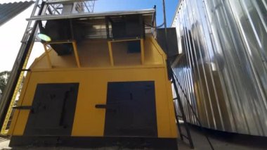 Açık hava endüstrisi. Fabrika üzerinde küçük bir sanayi binası. Gündüz vakti modern tahıl işleme tesisinin dışı..