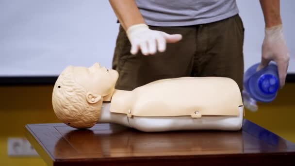 医療センターのマネキン近くのインストラクター 医療人形のCpr手順を実証するトレーナー 教育コンセプト — ストック動画