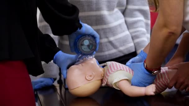 Practical Medical Course Mannequin Practitioners Doing Cardiopulmonary Resuscitation Baby Doll — Stock Video