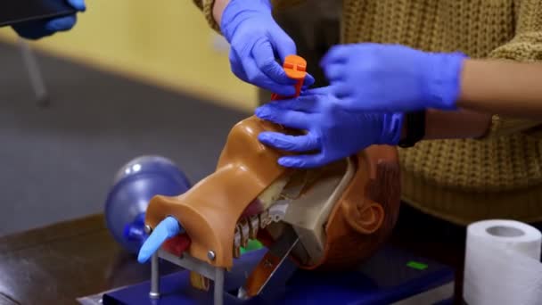 Arztpraxis Auf Einem Dummy Kopf Student Unterrichtet Medizinische Techniken Einer — Stockvideo