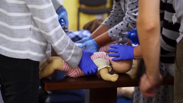 援助のためのトレーニング 赤ちゃんのダミーに心肺蘇生をする実践者 胸の圧縮と呼吸のトレーニング練習 医学教育について — ストック動画