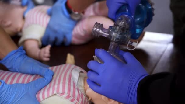 Atemübungen Einer Puppe Hände Medizinischen Handschuhen Bei Der Kompression Der — Stockvideo