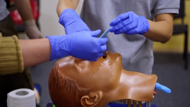 Schulung Medizinischen Zentrum Medizinstudent Der Die Behandlung Einem Dummy Kopf — Stockvideo
