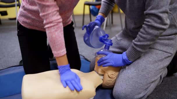 Arztpraxis Zur Rettung Von Leben Studenten Medizinischen Handschuhen Lernen Ausbildungszentrum — Stockvideo